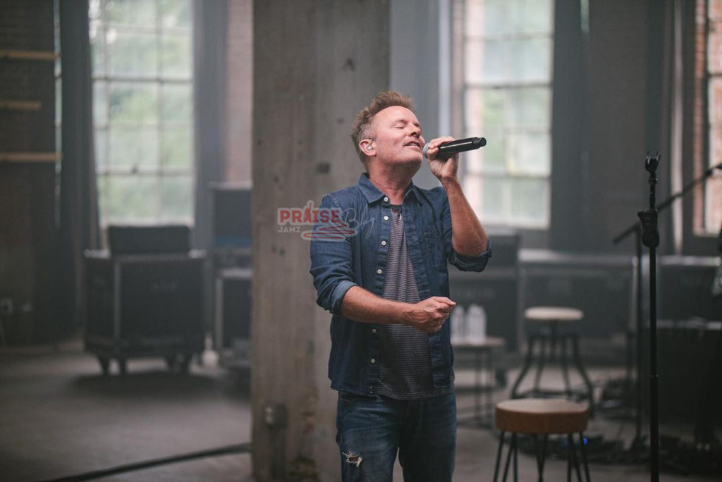 [MUSIC VIDEO] Chris Tomlin - Miracle Of Love